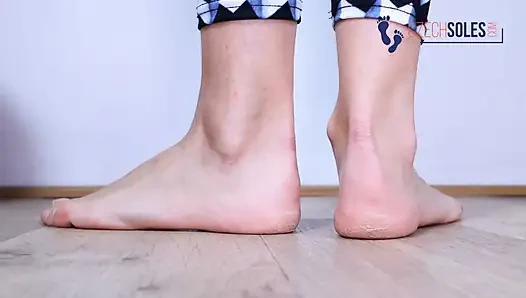 Godaan detail Kate dengan sepatu hak tinggi dan kaki seksi