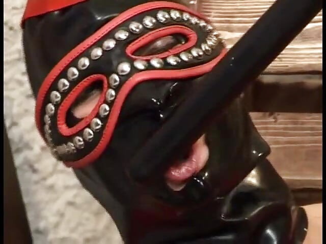 Sclavă sexy mascată în ciorapi roșii suge pula și este futută de stăpân