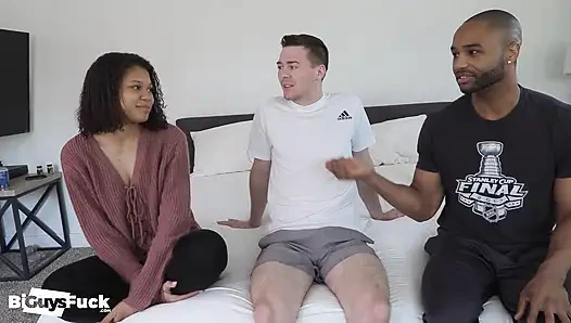 Длинный жесткий член Bi Mason Skyy глубоко проникает