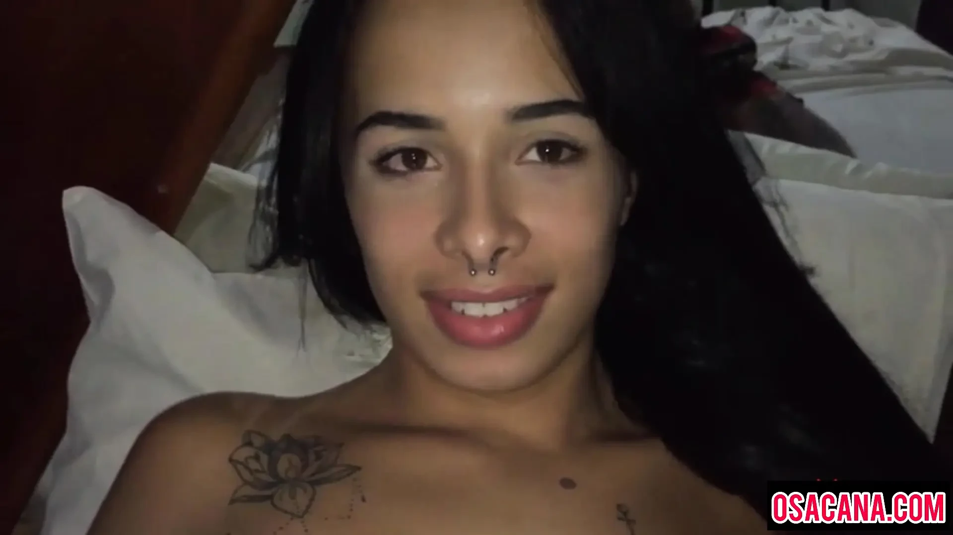 Punching rolls in the shemale’s ass