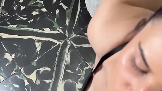 POV suka saya merekamnya saat dia mengisap penisku dan meniduriku