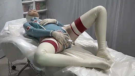Lateks Danielle - hasta doktoru muayene ediyor ve doktor kendisiyle oynuyor