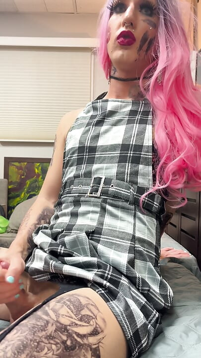 Masturbación femboy tatuada extremadamente caliente