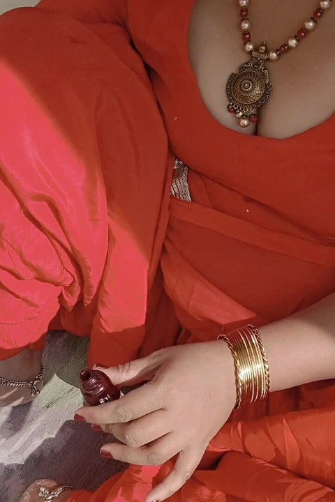 Punjabi Bhabhi Painted Her Nail on Roof