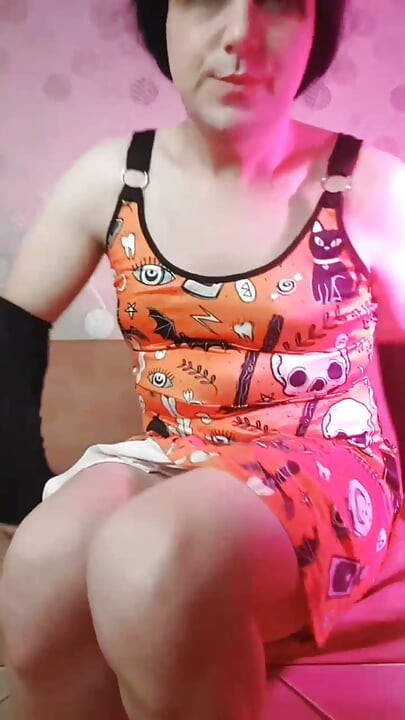 Tenue d'Halloween amateur pour femboy aux jambes sexy