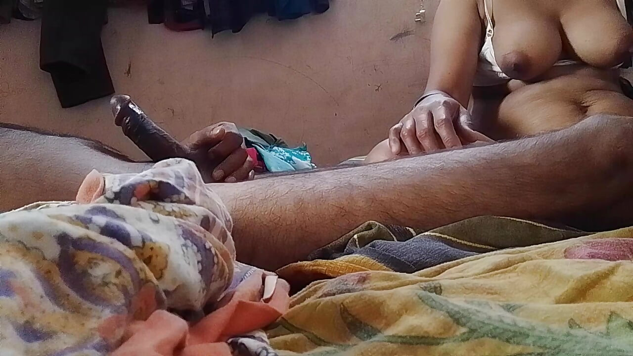 Uma enfermeira puta chupa o pau do marido