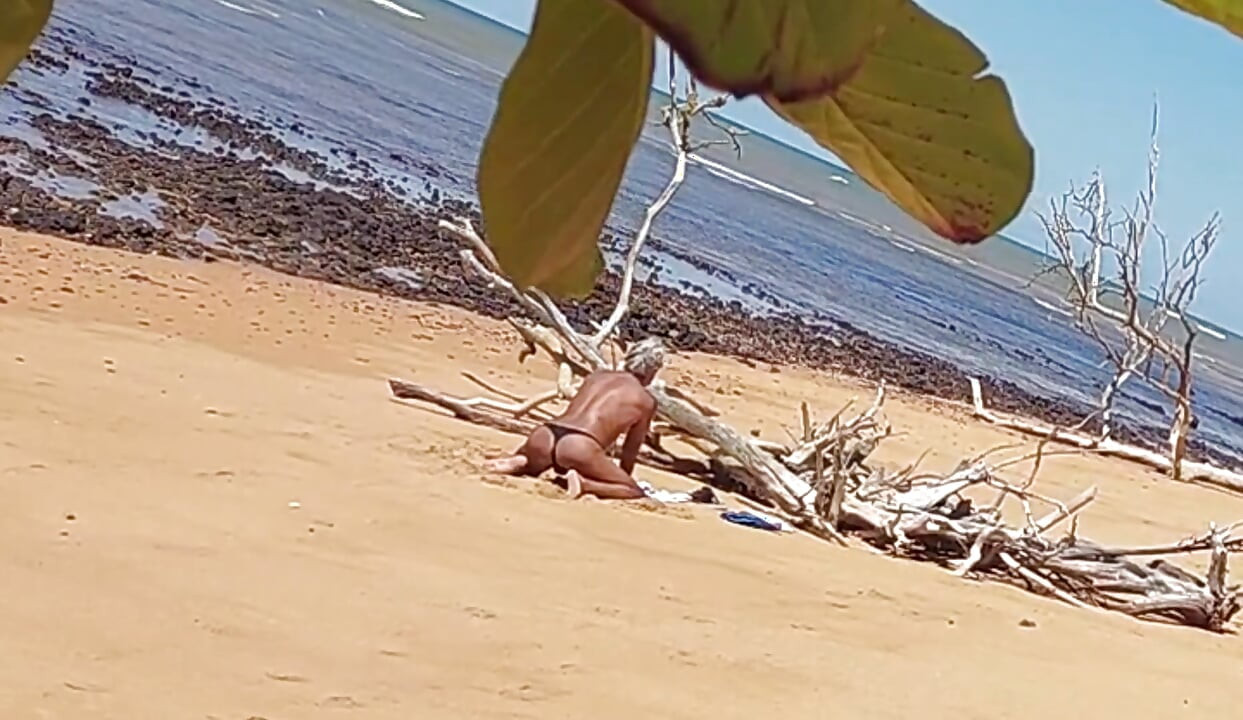 Ladysilva was filmed hiding tanning her hot ass on the beach