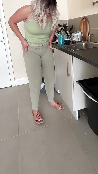 Dishes Vs. Full Bladder… I Lost Control and Piss in Pants