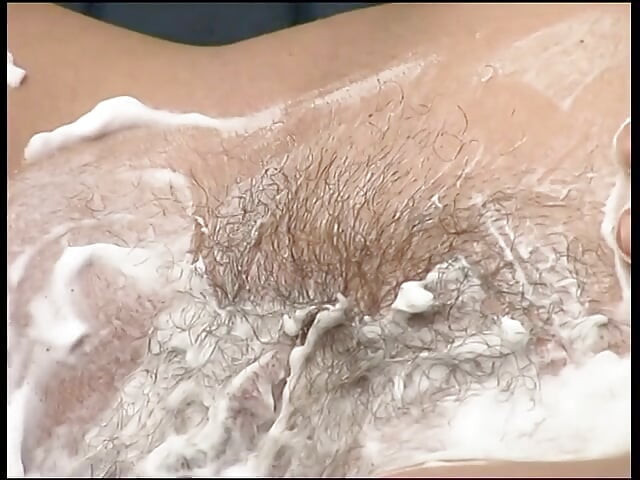 그녀는 그녀의 보지를 면도한 다음 손가락으로