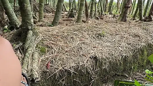 Saya seorang gadis nakal, saya sangat suka merasakan jari-jari saya di dalam vagina besar saya yang basah hehehej