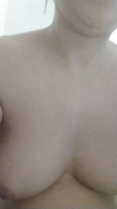 سطايفيه في دوش تنيك وتلعب ببزازلها