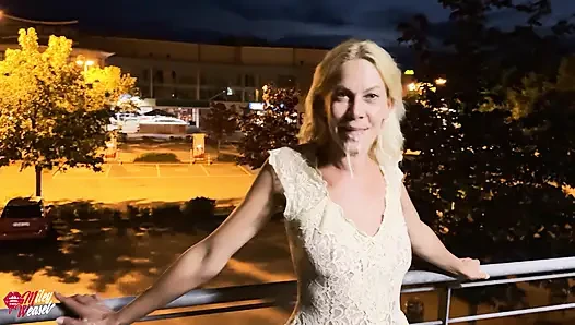 Безумие!! Блондинка занималась сексом на публике после свидания!!