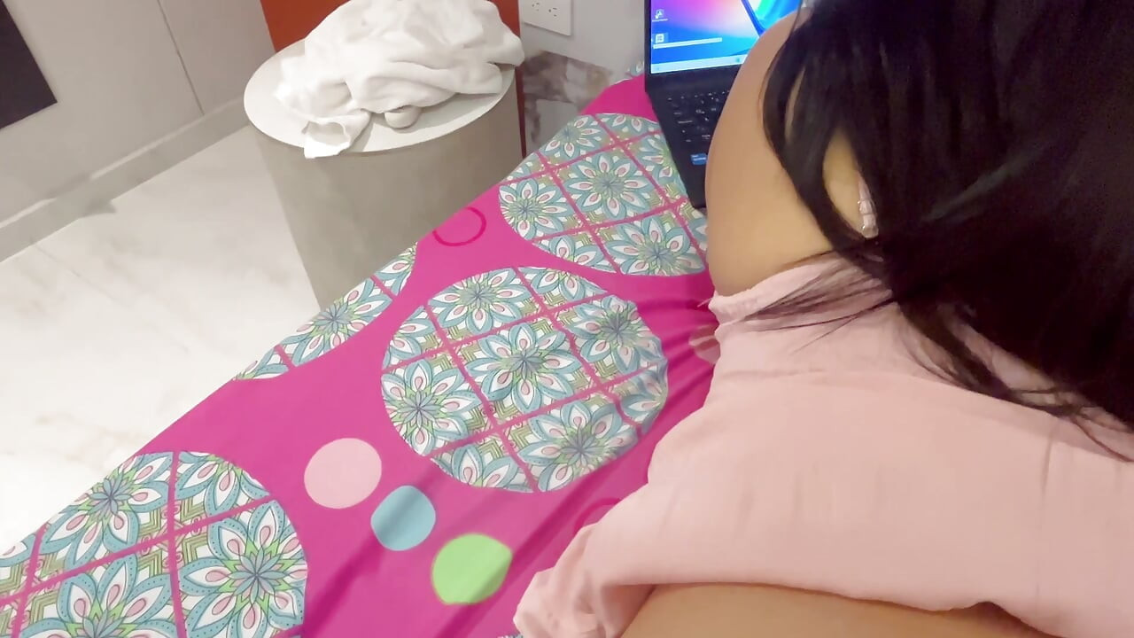 Huge butt Latina milf gets fucked on her back after shaking her ass