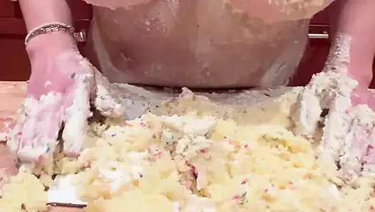 Üvey anne büyük göğüsleriyle doğum günü pastasını mahvediyor