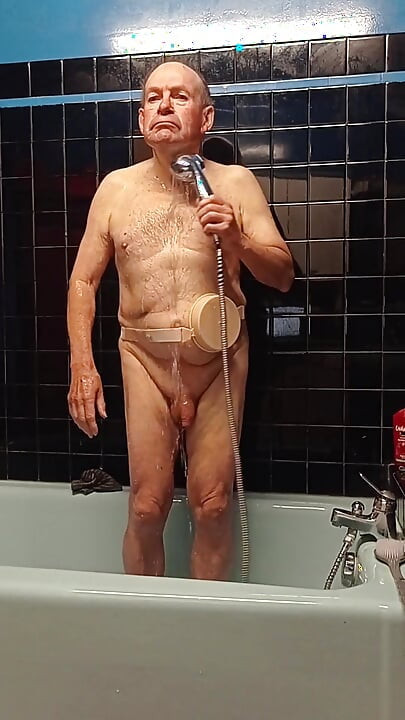 浴缸里的佩蒂奥特淋浴