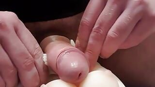 C4 - mini muñeca sexual toma una eyaculación facial mientras se acosta de espaldas
