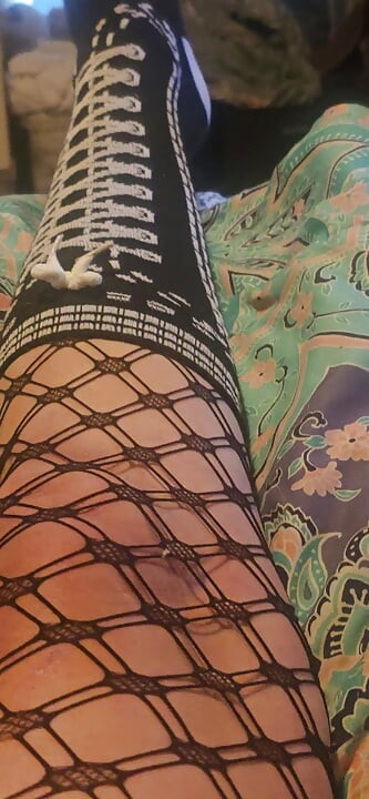 フィッシュネットを履いたクロスドレッサーのオナニー