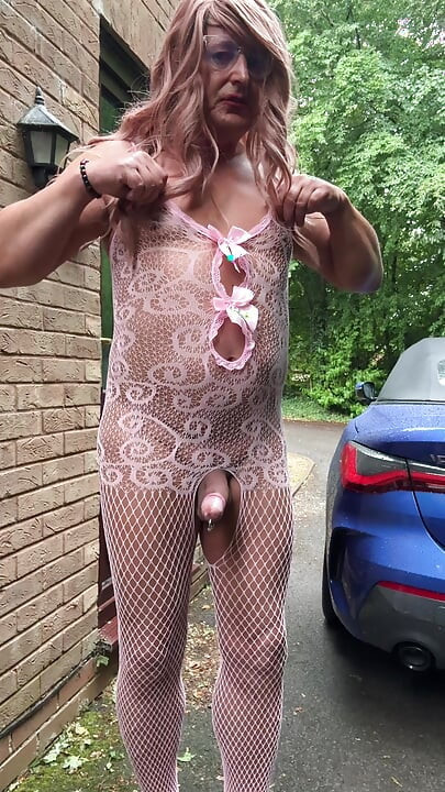 Sexy Crossdresser Kellycd2022 quick early morning video in pink fishnet bodysuit and heels
