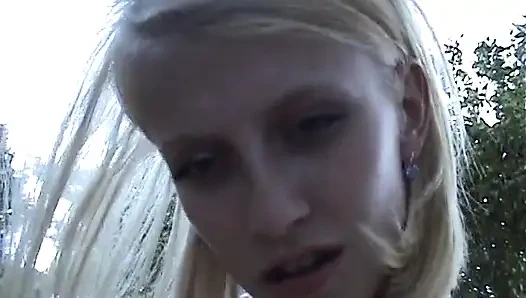 Dünnes blondes mädchen fickt im haus