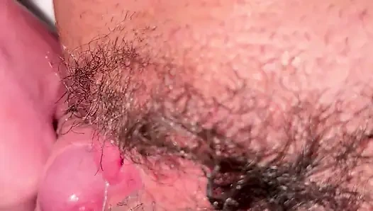 Cewek sange ini lagi asik ngusap dan ngentot memek berbuluku habis-habisan sampai dicrot di dalam