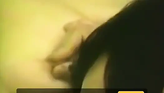 Azgın bir esmer yüze boşalmak için sikiliyor