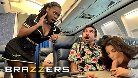 Счастливый мужик трахается со стюардессой Hazel Grace приватно, когда Lasirena69 приходит и присоединяется к горячему тройничку - Brazzers