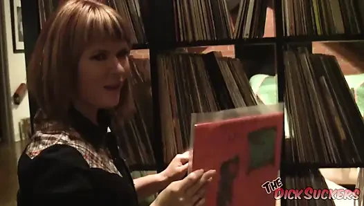 Импровичный минет рыжей Claire Robbins