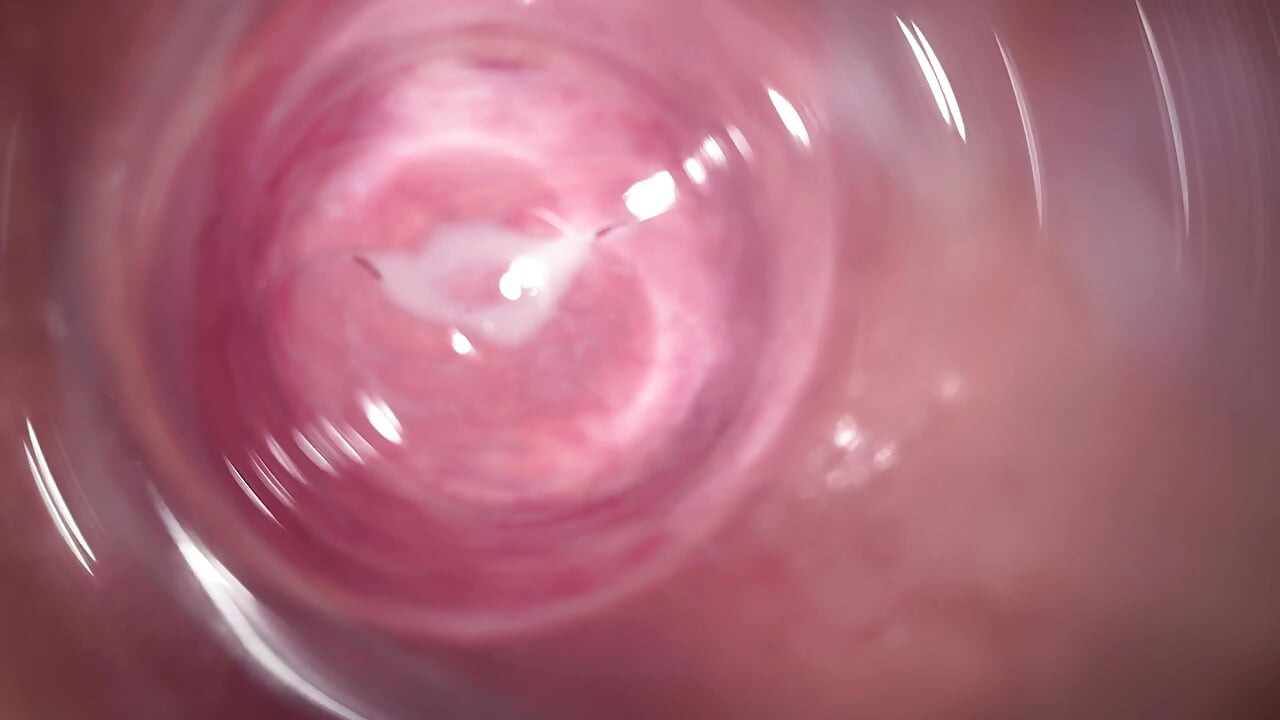 Câmera profundamente dentro da pequena vagina cremosa de Mia