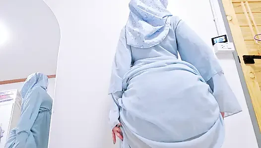 Pov: gadis berhijab dengan pantat montok dan biru abaya menggoda.