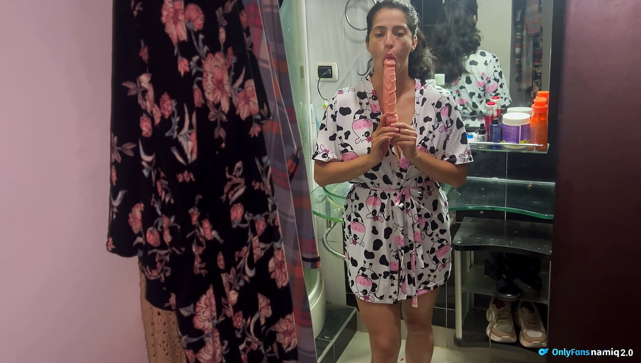 ENQUANTO ELE SE MASTURBA COM A MÃO, EU EMPRESTO-LHE A MINHA BOCA PARA A ENCHER DE ESPERMA