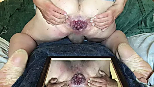 Anal esneme ile bir ayna üzerinde çömelme