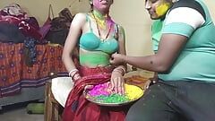 Zum ersten mal holi feiern sie mit schönem indischem bhabhi