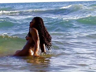 Горячая чернокожая девушка обожает трахаться на пляже и кончать