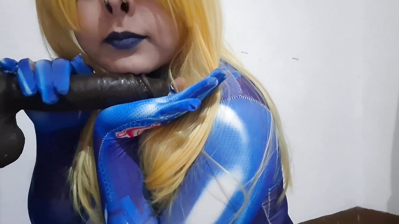 Fofa Samus Femboy com BDSM Nosehook dando um boquete desleixado para bbc dildo, garganta profunda, foda facial e comer sêmen