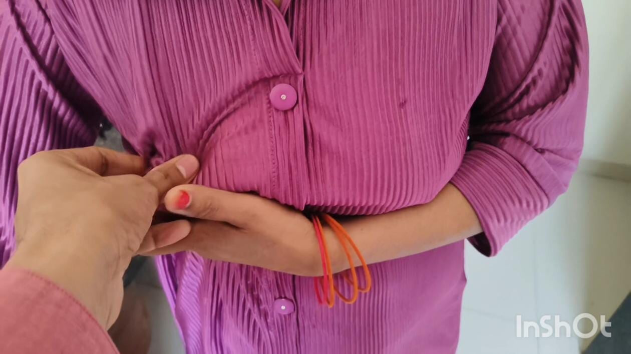 Η μεγάλη ετεροθαλής αδερφή μου ήταν θυμωμένη, μοιραζόμασταν ένα μονό κρεβάτι, πλήρης ήχος Χίντι