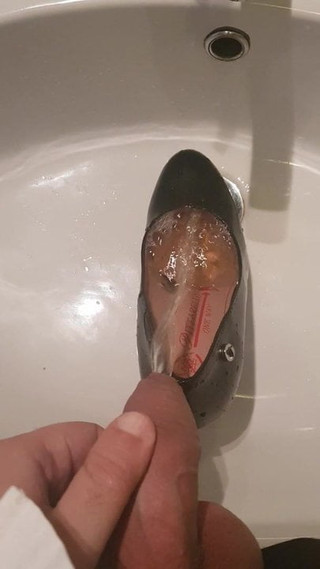 La chaussure d'une pute remplie de pisse torride