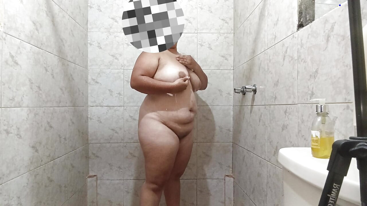 샤워하면서 풍성한 몸을 만지는 섹시한 라틴 소녀, 거대한 가슴이 있습니다.