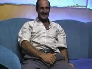Papai sozinho relaxando