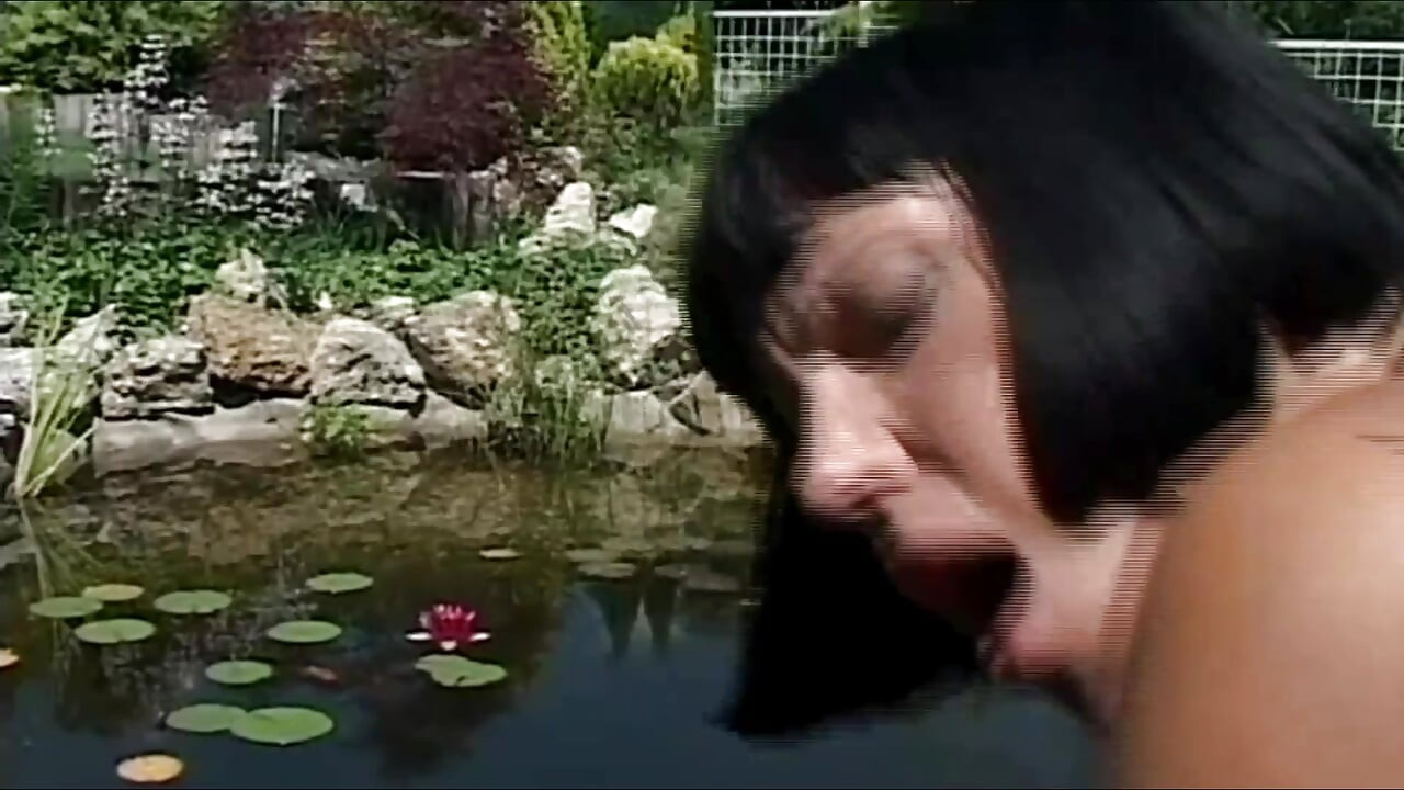 Cette MILF aime prendre une jeune bite dans le cul sous le soleil