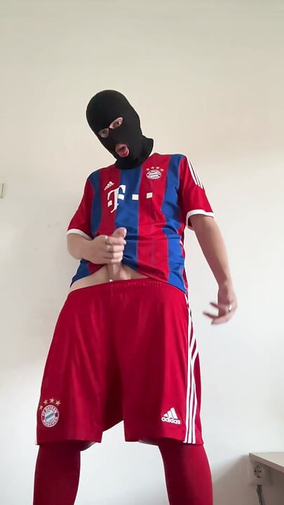 Geile broer komt thuis van voetbaltraining