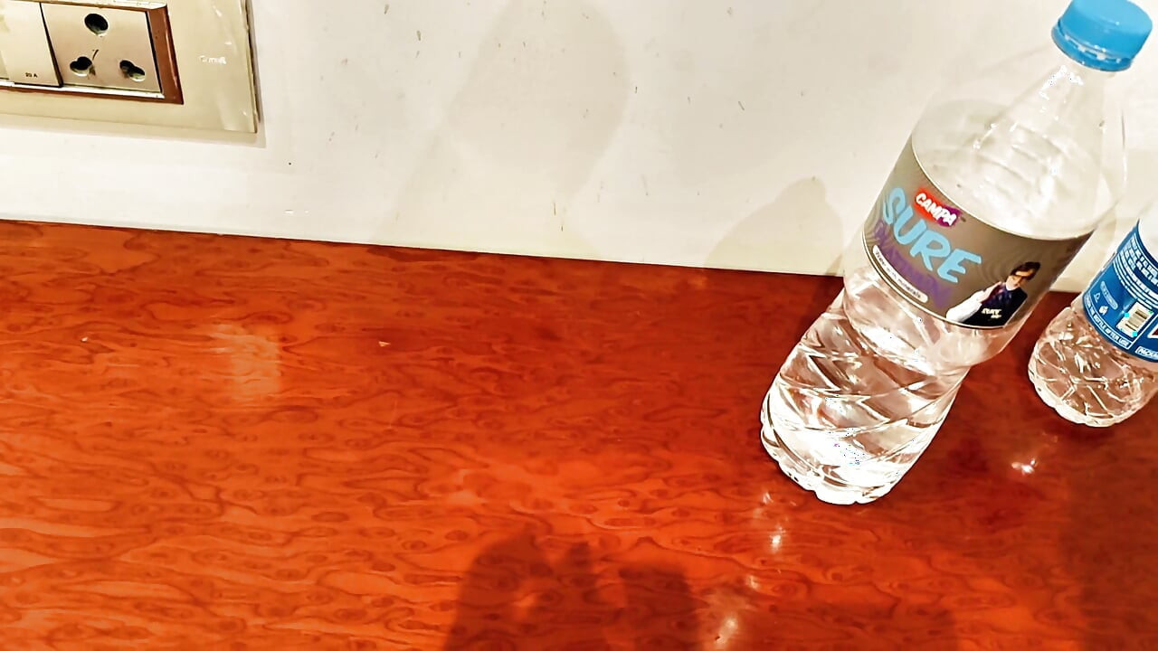 هندی دسی باهو در اولین روز ازدواجش با ساسور جی خود سکس می کند. نقش آفرینی هندی.