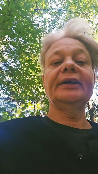 Merg prin pădure, exhibiționist, căutând un penis bun care să mă fută.