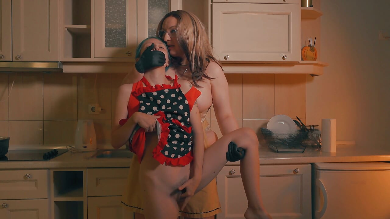厨房支配手交嘴 - 继母在使用小继女后抬起她