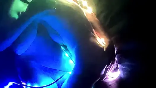 Zwei Lichtexperimente – eine mit Aufheller, das andere mit einem LED-Streifen