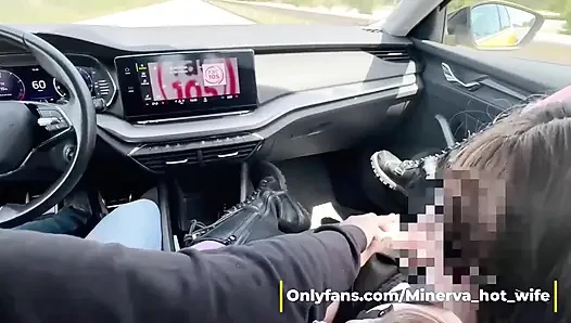 Ehefrau zahlt Taxi mit einem blowjob. Taxifahrer ejakuliert in den Mund, während der Ehemann zuschaut. Ehefrau zieht blank und verführt in einem taxi