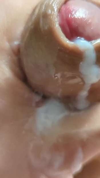 迷人的时刻，从“在我饥渴的阴户上玩弄很多 precum 并呻吟直到高潮”