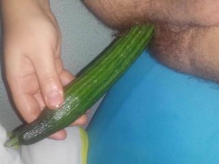 Grote en lange komkommer in mijn reet