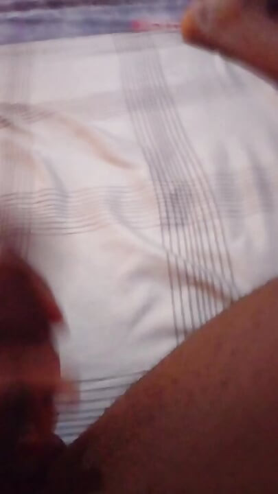 Kontol terangsang saat aku bernyanyi