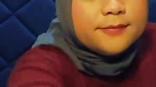 Une belle tapette en hijab se masturbe