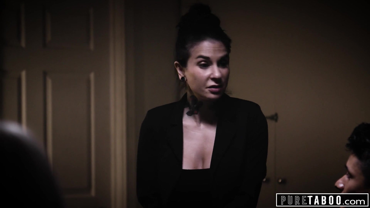 純粋なタブー、セクシートランスガールが悲しみの男をやる